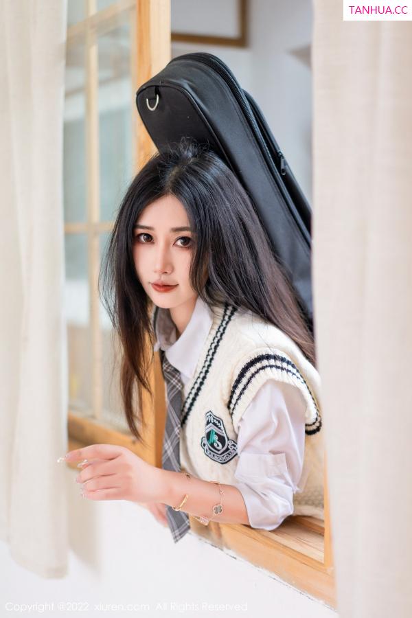 laura阿姣  [XiuRen]高清写真图 2022.12.08 No.5970 laura阿姣 短裙美腿第14张图片